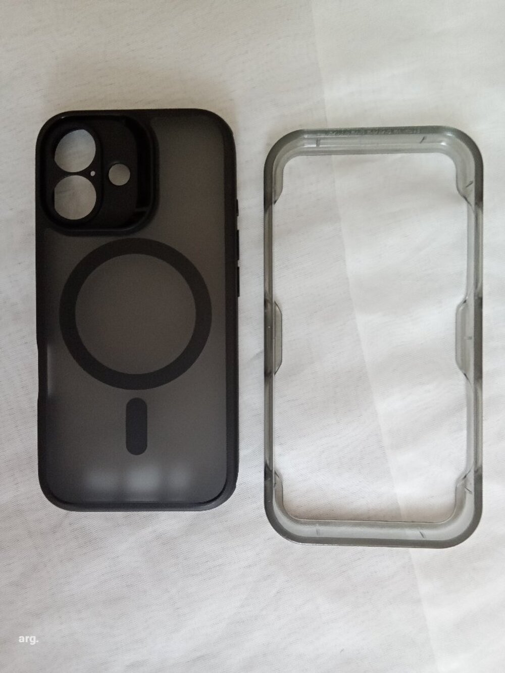 ESR Classic Series Pro Case HaloLock – iPhone 16 – Frosted Black – Brand New Pro